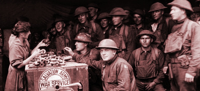 Salvation Army handing out doughnuts to service men in 1917.