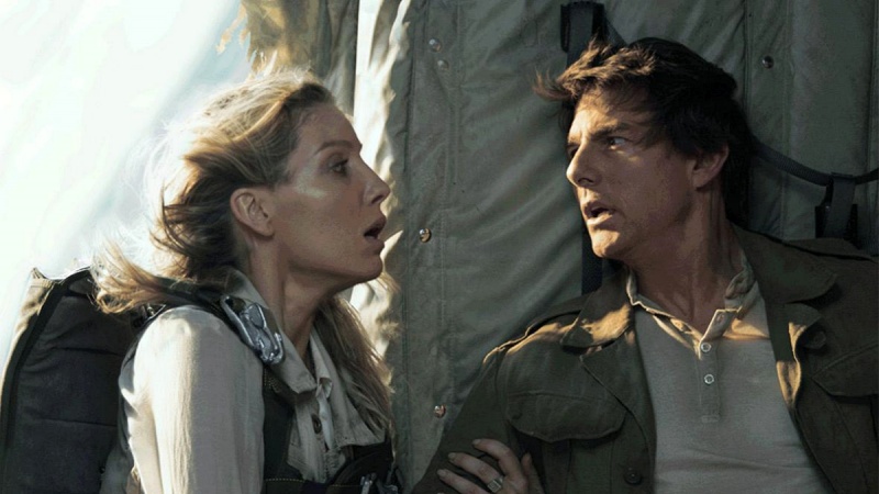 Annabelle Wallis and Tom Cruise in a scene from the movie "The Mummy"