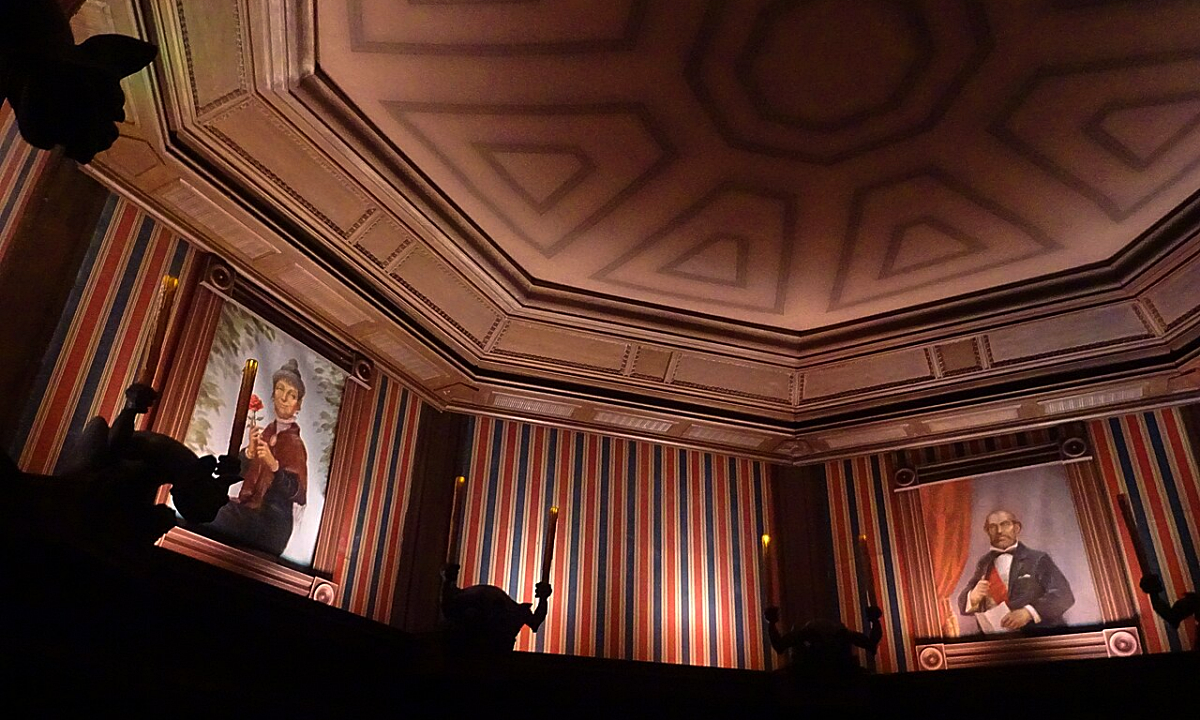 stretching room at Disney's Haunted Mansion