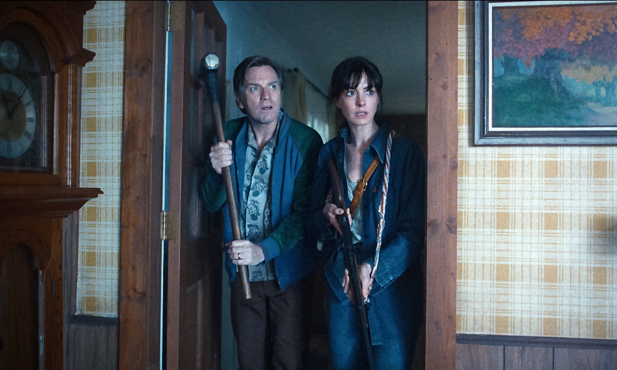 Ewan McGregor and Anne Hathaway in "The End of Oak Street"